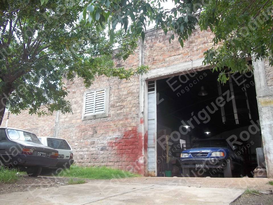 Se vende excelente galpón en esquina