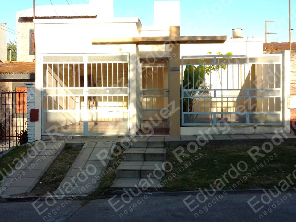 Se alquila excelente casa dos dormitorios y cochera