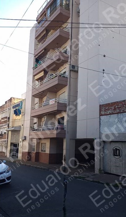 En venta excelente cochera cubierta – céntrica