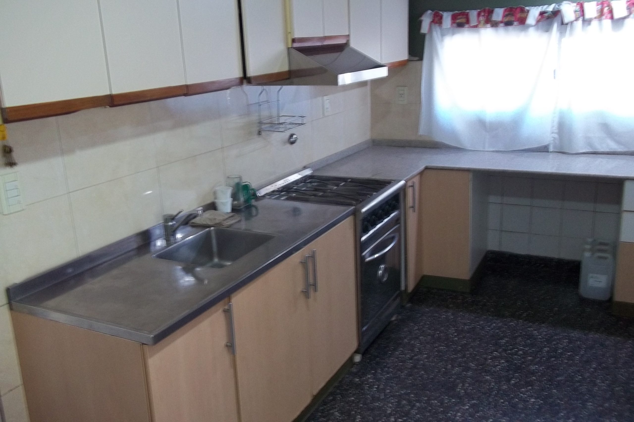 Se alquila excelente casa – calle Candiotti a metros Av. Ramirez