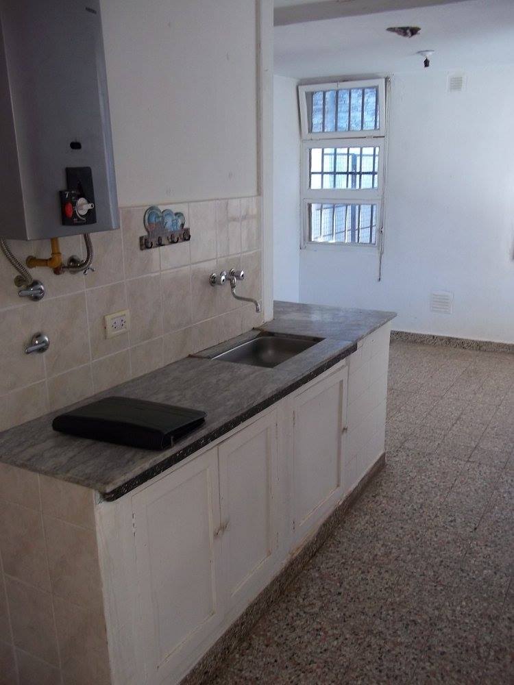 Se alquila casa - Av Ejército (frente Comisaría 6)