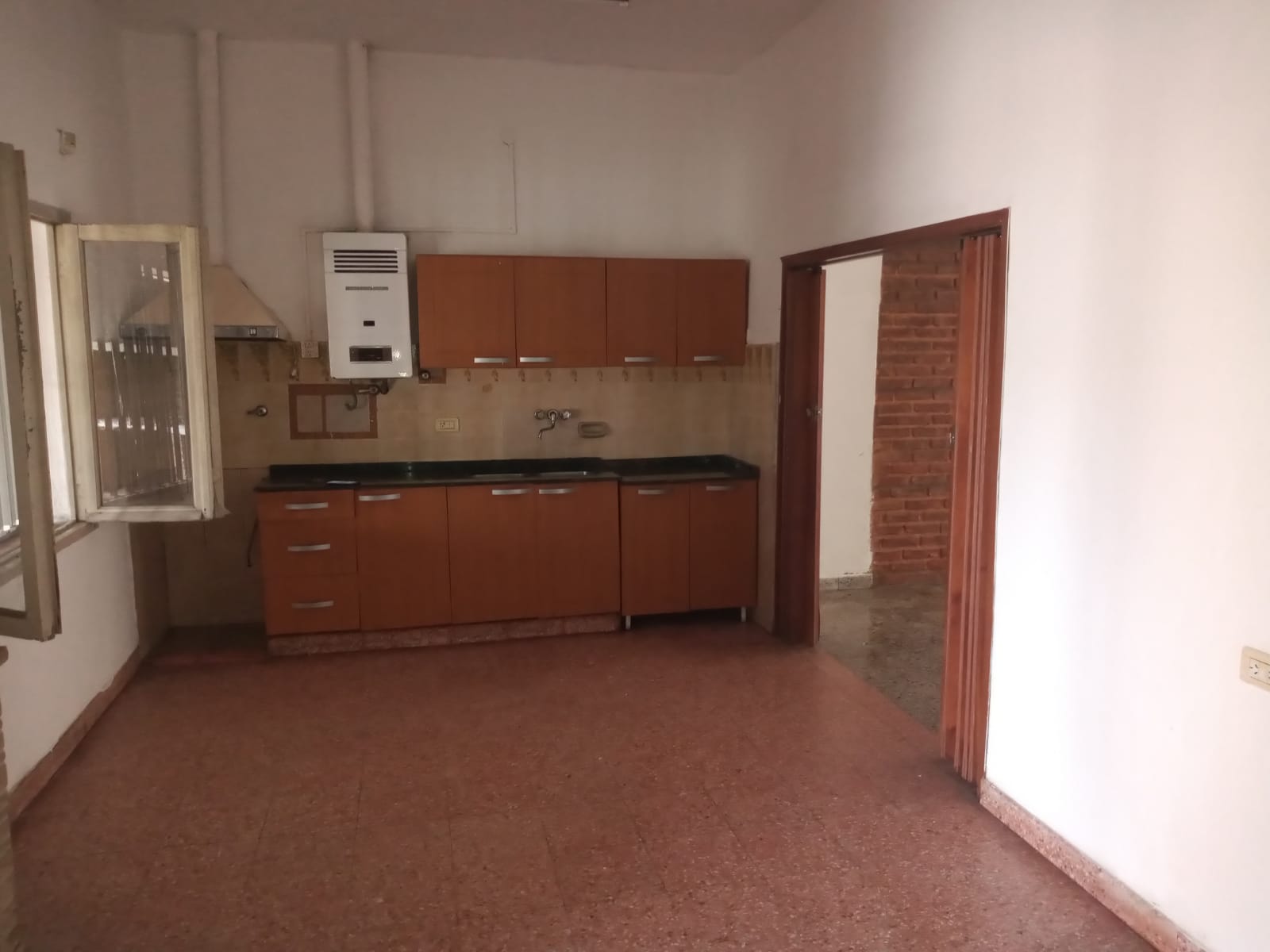 Se alquila muy buena casa – calle Grella (z/Redengas)