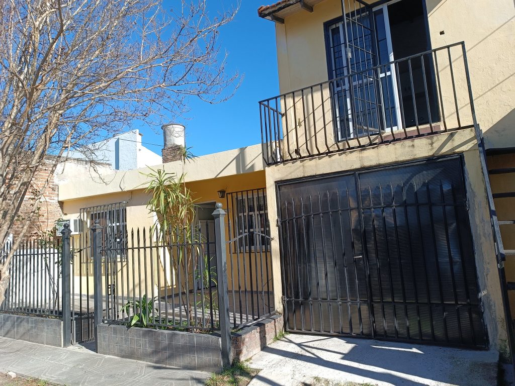En venta excelente casa tres dormitorios – calle Arroyo Cazuelas (casi Juan Báez)