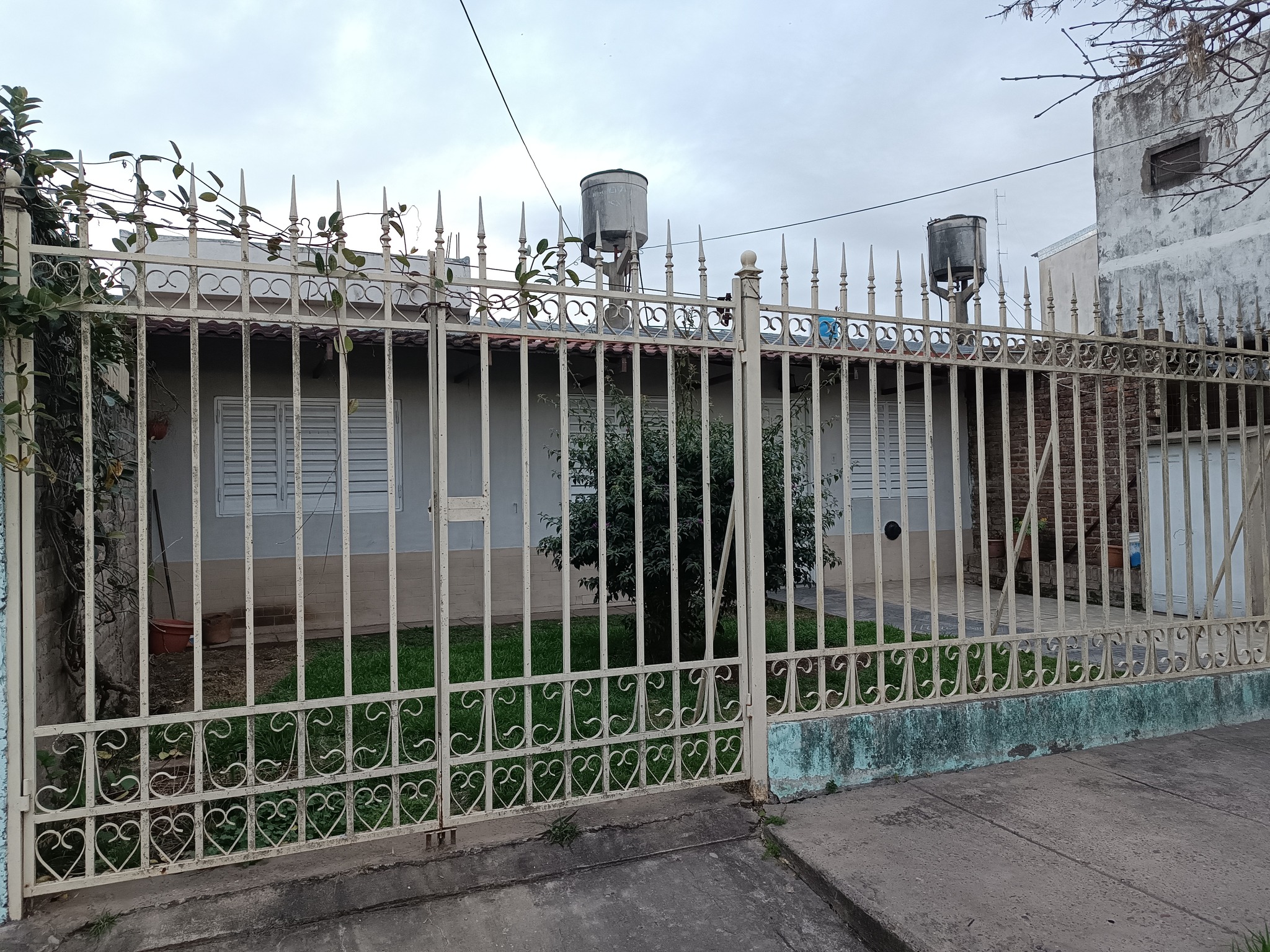 Se alquila casa dos dormitorios y demás – calle Chajari
