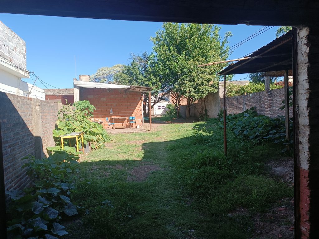 En venta excelente terreno con casa a demoler – frente ex hipódromo
