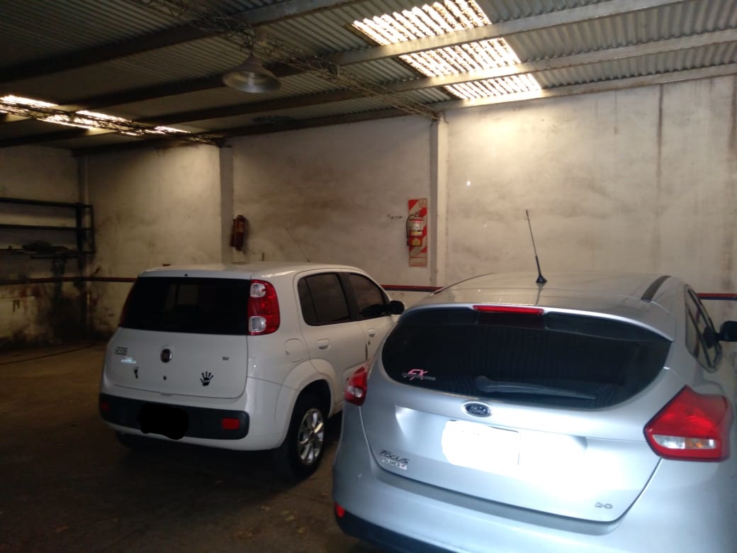 Se alquila excelente galpón – interno