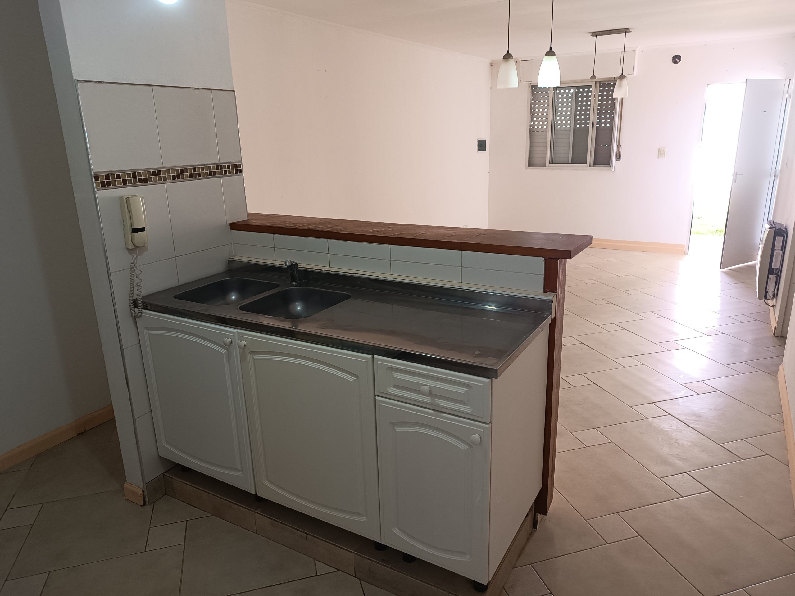 Se alquila excelente departamento – planta baja