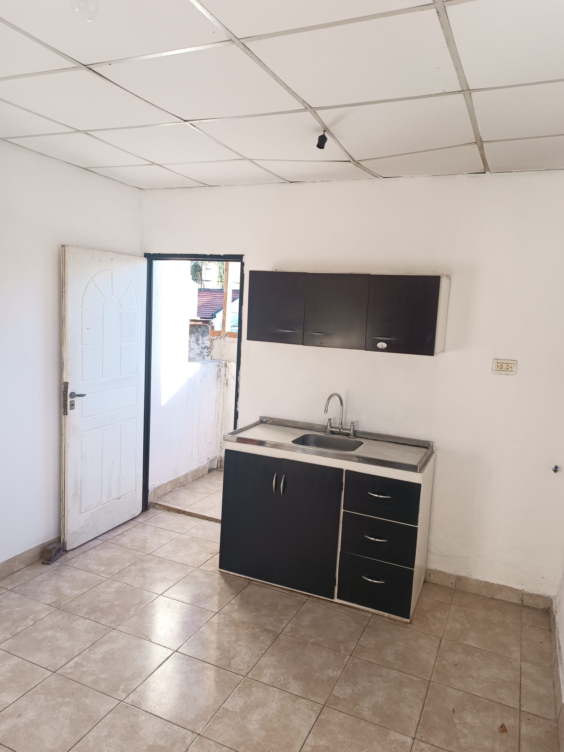 Se alquila departamento – planta baja – zona hospital