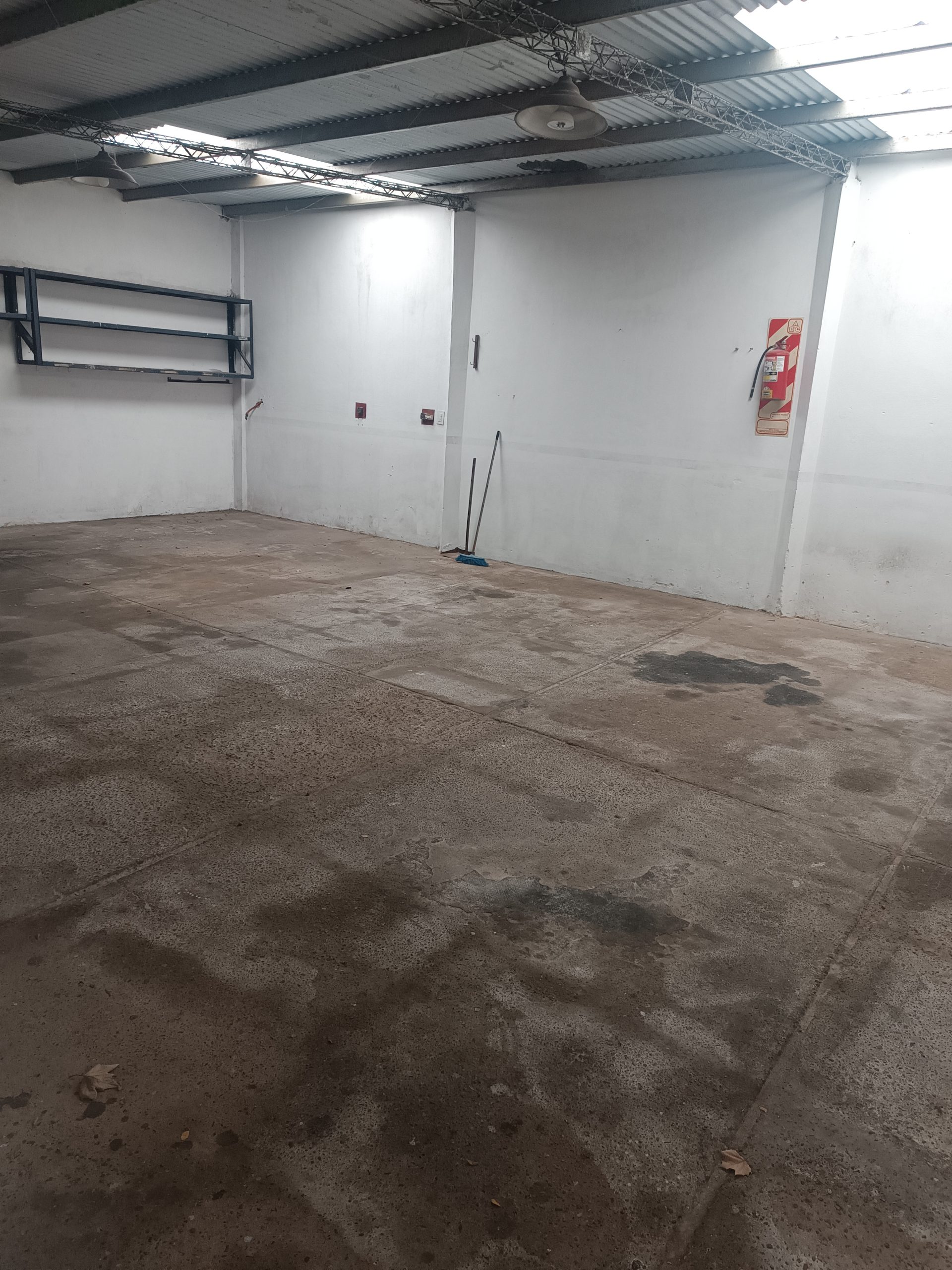Se alquila excelente galpón – interno